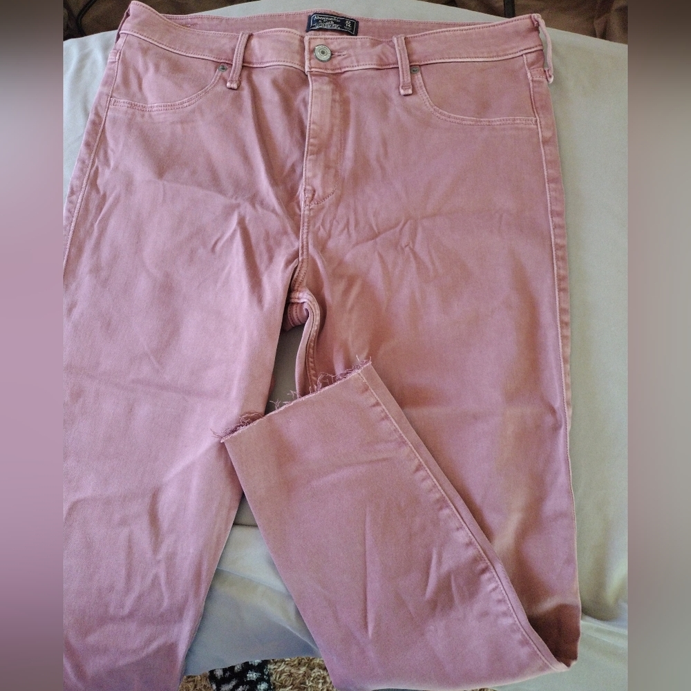 Abercrombie & Fitch Women's High Rise Leggings jeans, ankle length. Mauve color